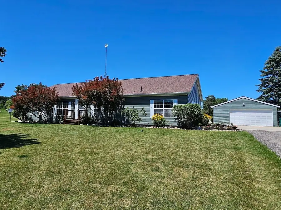 5557 E Pleasant Valley RD, Shepherd, MI 48883 - #2