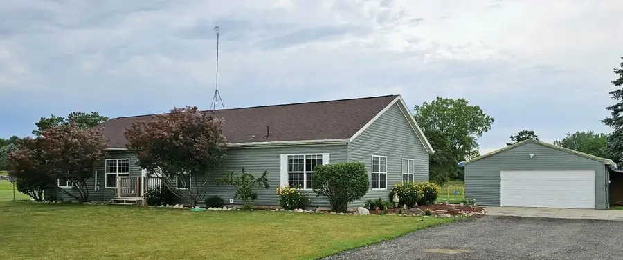5557 E Pleasant Valley RD, Shepherd, MI 48883 - #3