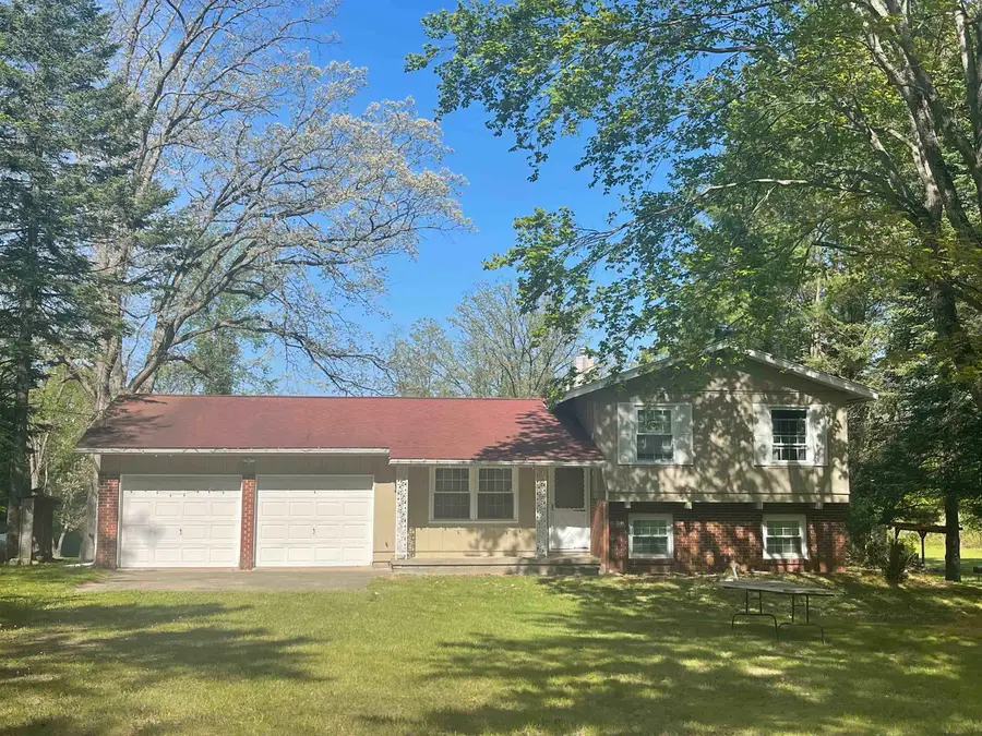 1860 S Jackson AVE, Harrison, MI 48625 - #2
