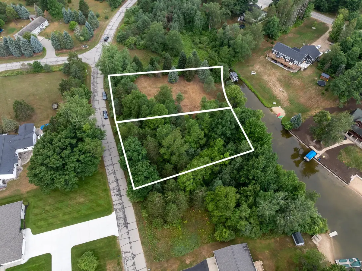 1009 Cantabrian, Weidman, MI 48893 - #1