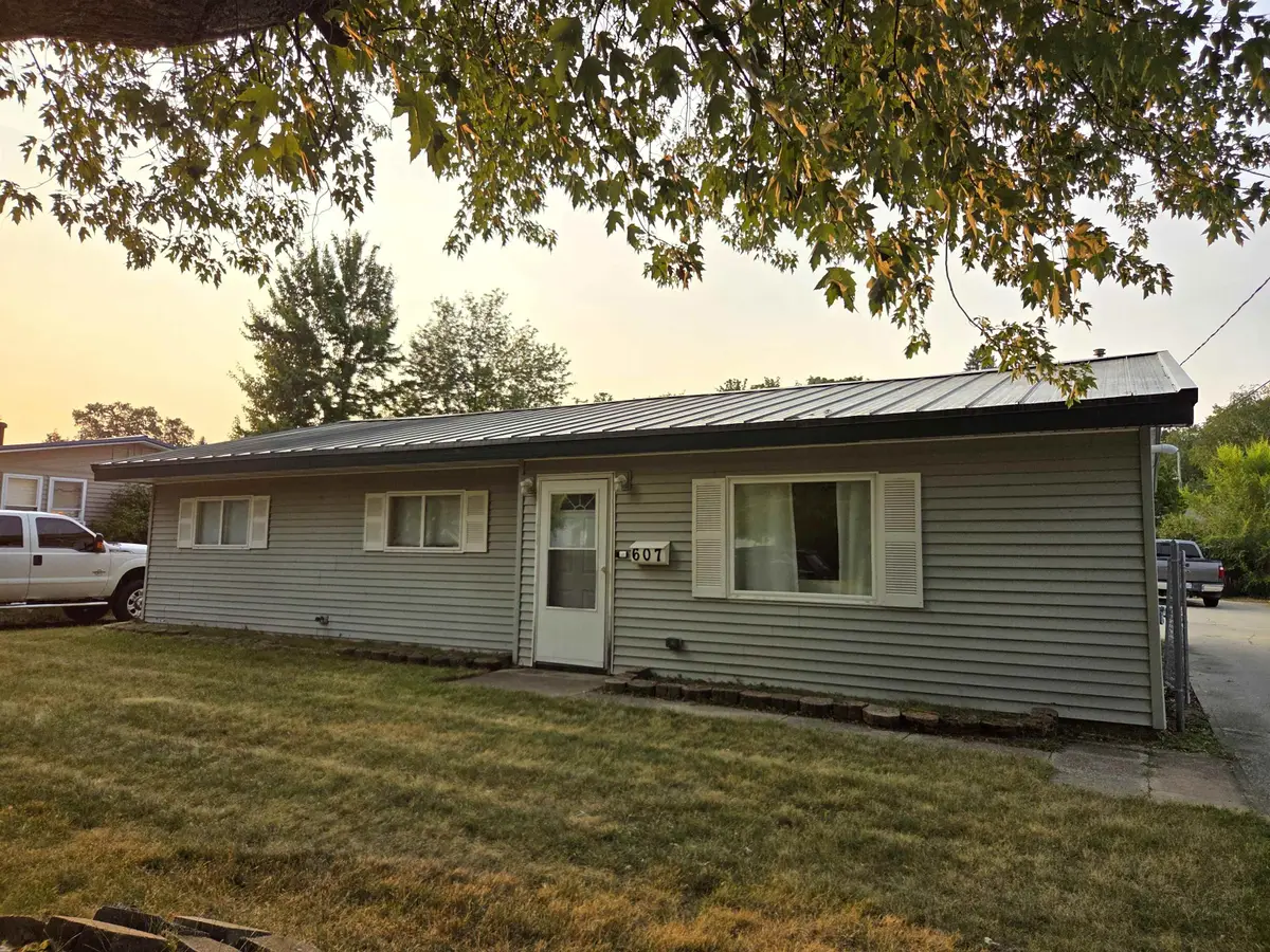 607 Cottage, Clare, MI 48617 - #1