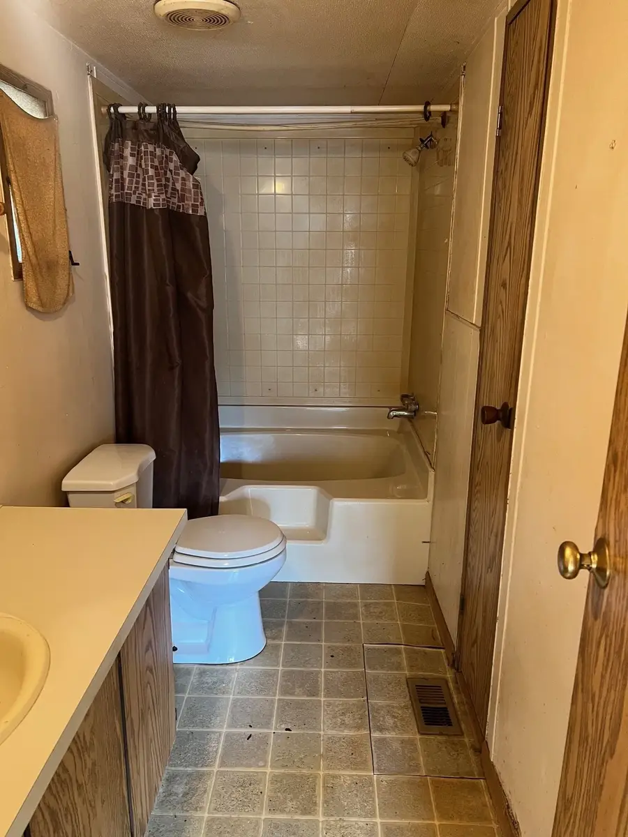 502 Hysell ST, Clare, MI 48617 - #3