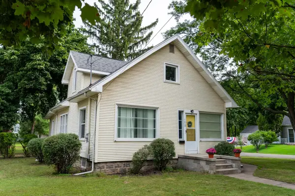 1015 & 1015 1/ E High, MtPleasant, MI 48858
