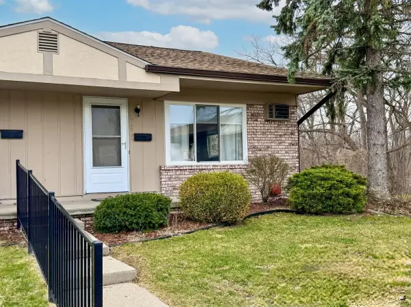 25225 Potomac Drive Building: 35 Unit: 8, SouthLyon, MI 48178
