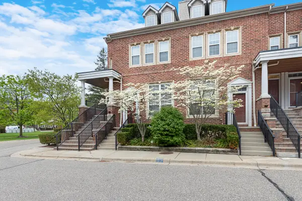 16992 Farmington Road Unit: 104, Livonia, MI 48154