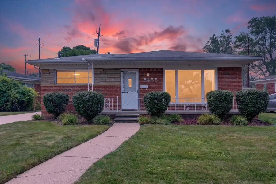 8455 Rockland Street, Dearborn Heights, MI 48127 - #2