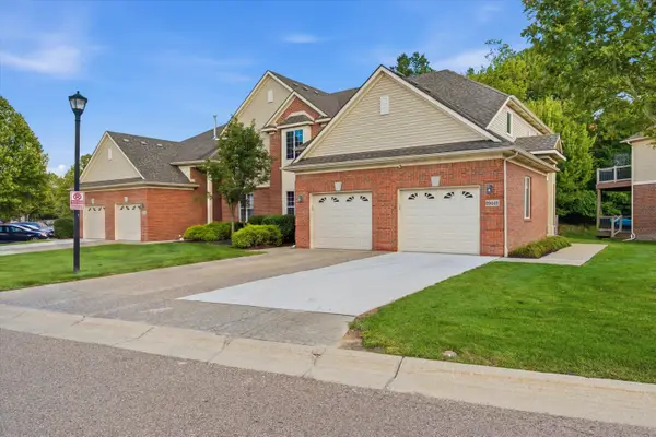 29442 Woodpark Circle, Warren, MI 48092