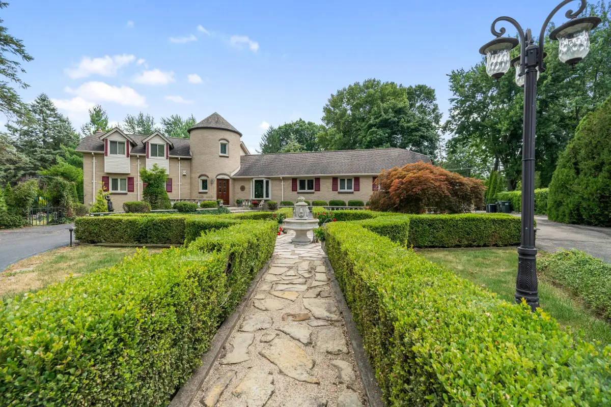 2955 Mohawk Circle, Rochester Hills, MI 48306 - #1