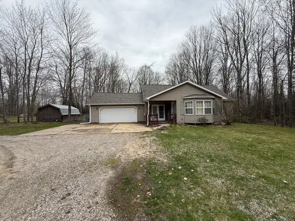 9906 E Houghton Lake Drive, Houghton Lake, MI 48629