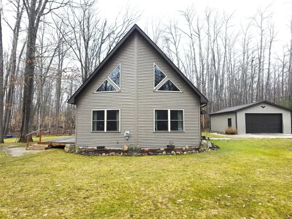 2165 Red Oak Trail, Indian River, MI 49749