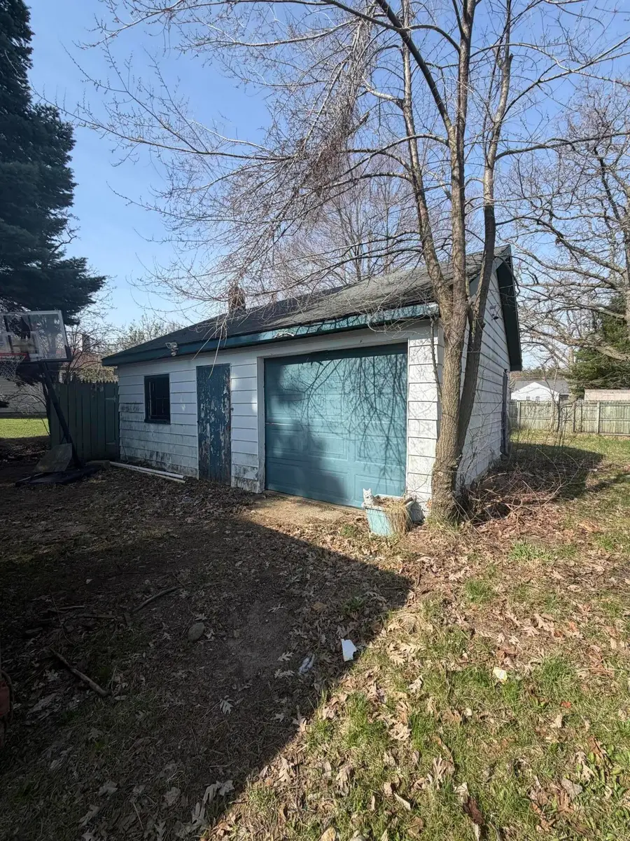 106 Columbus Avenue, Houghton Lake, MI 48629 - #3