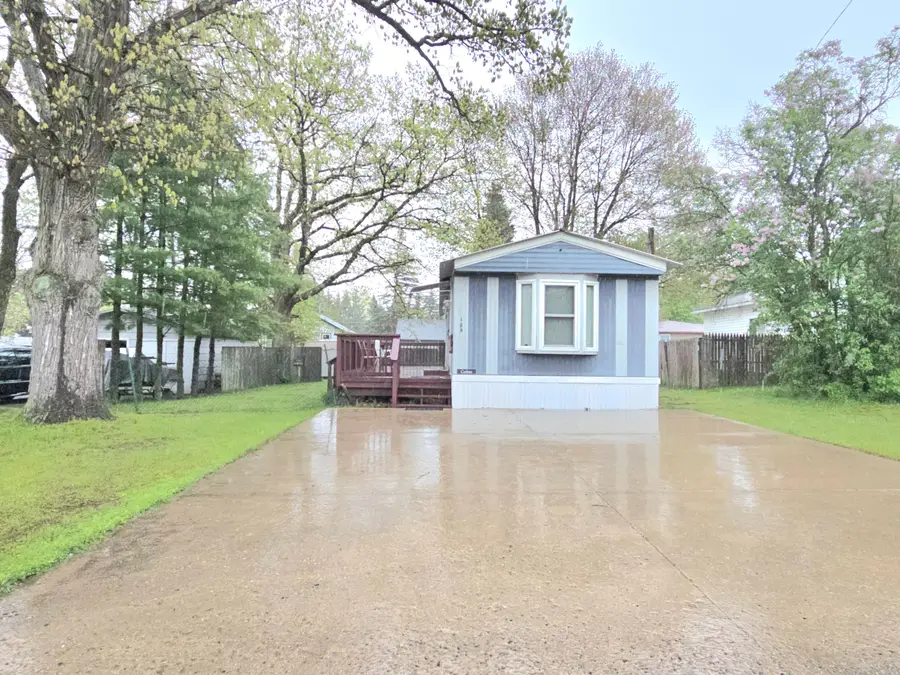 109 Cadillac Avenue, Houghton Lake, MI 48629 - #3