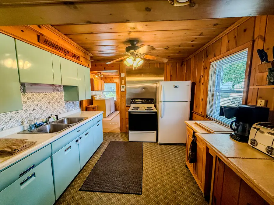 113 Lakeview Avenue, Houghton Lake, MI 48629 - #2