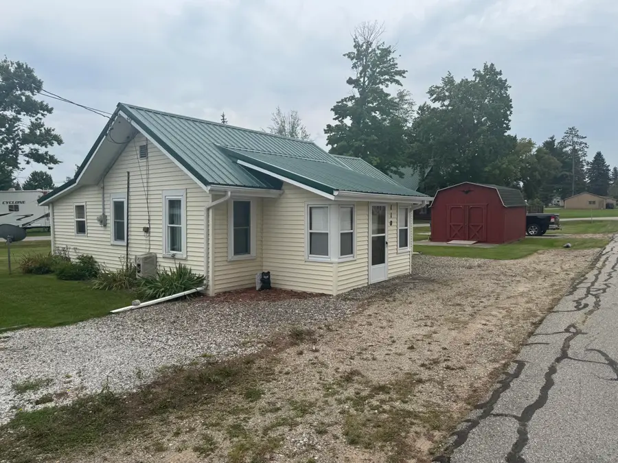 110 Walter Street, Houghton Lake, MI 48629 - #2