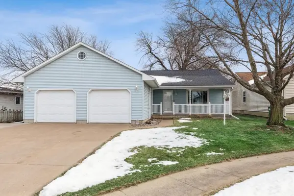 1045 Sweet Briar Lane, Clinton, IA 52732