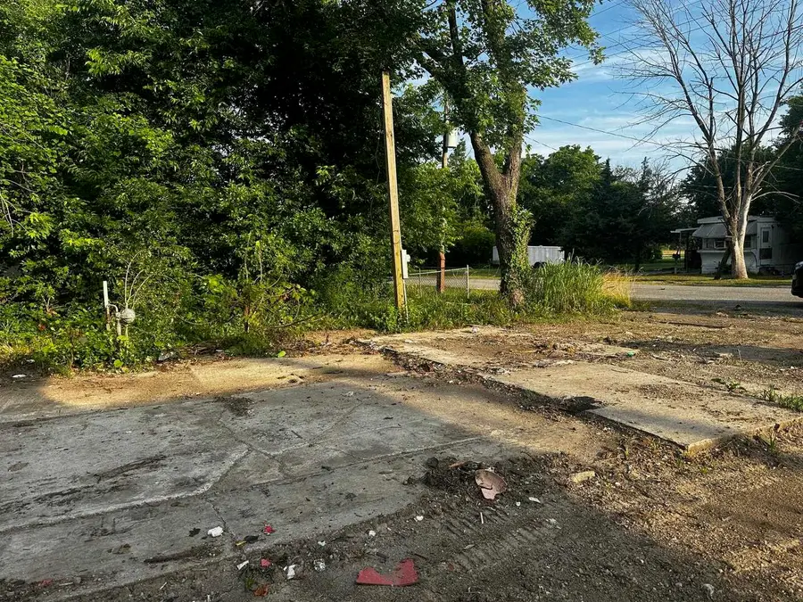 111 Midkiff Street, Harrisburg, IL 62946 - Image #2