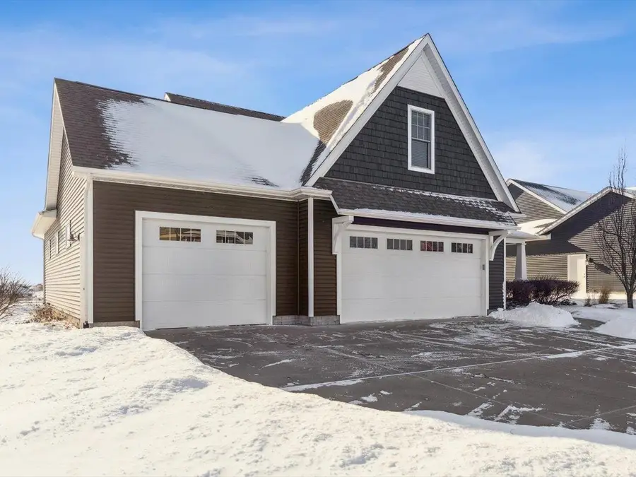 3535 Cobblestone Dr Drive, Bettendorf, IA 52722 - #3