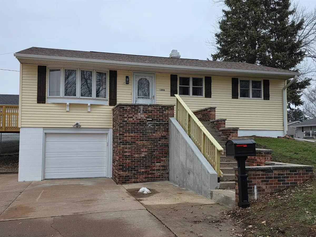 1206 10th Avenue N, Clinton, IA 52732 - Image #1