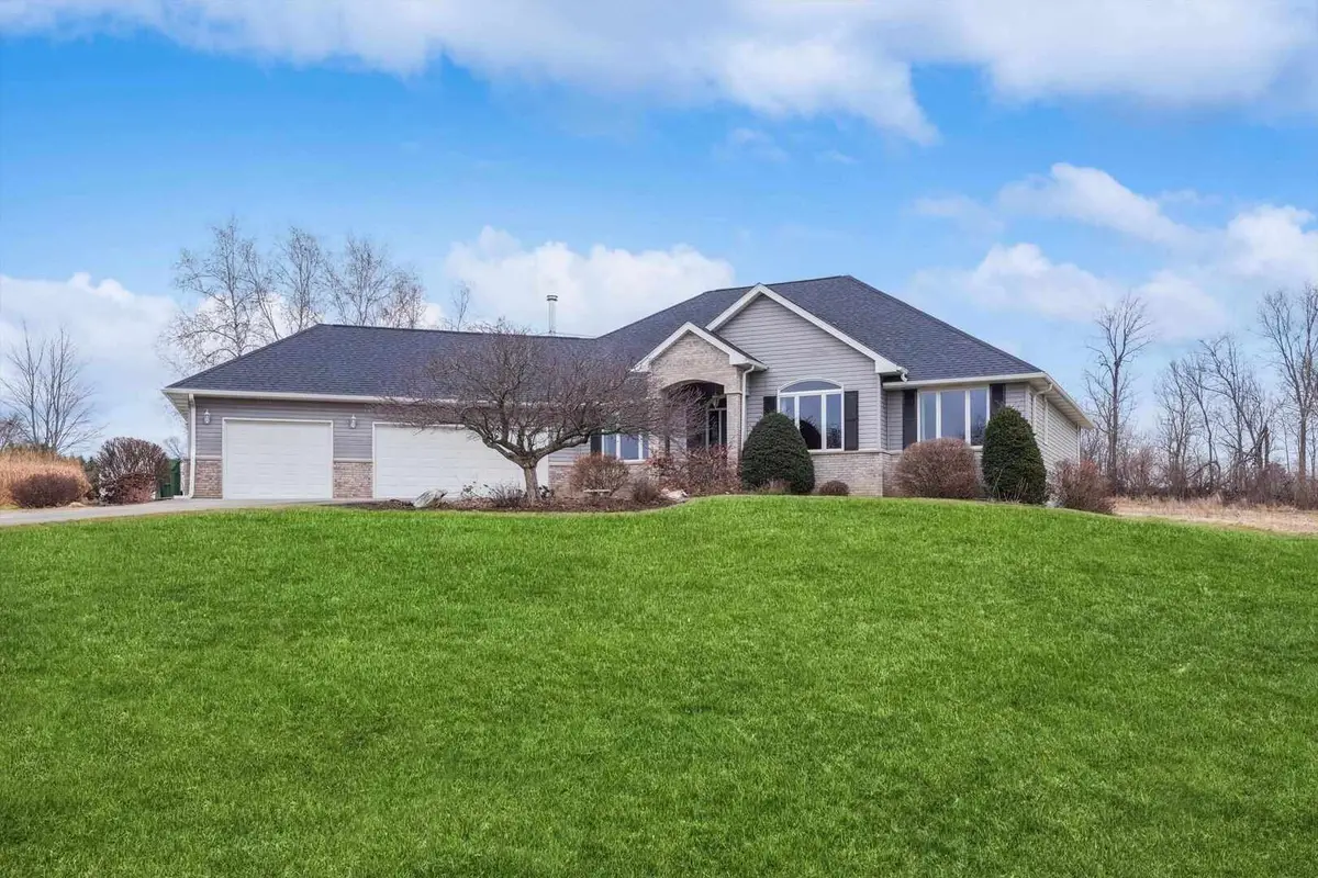 891 Pheasant Run Rd Road, Clinton, IA 52732 - Image #1