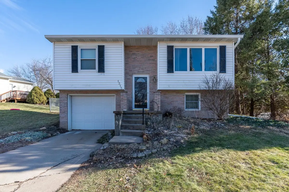 1315 N Zenith Avenue, Davenport, IA 52804 - #1