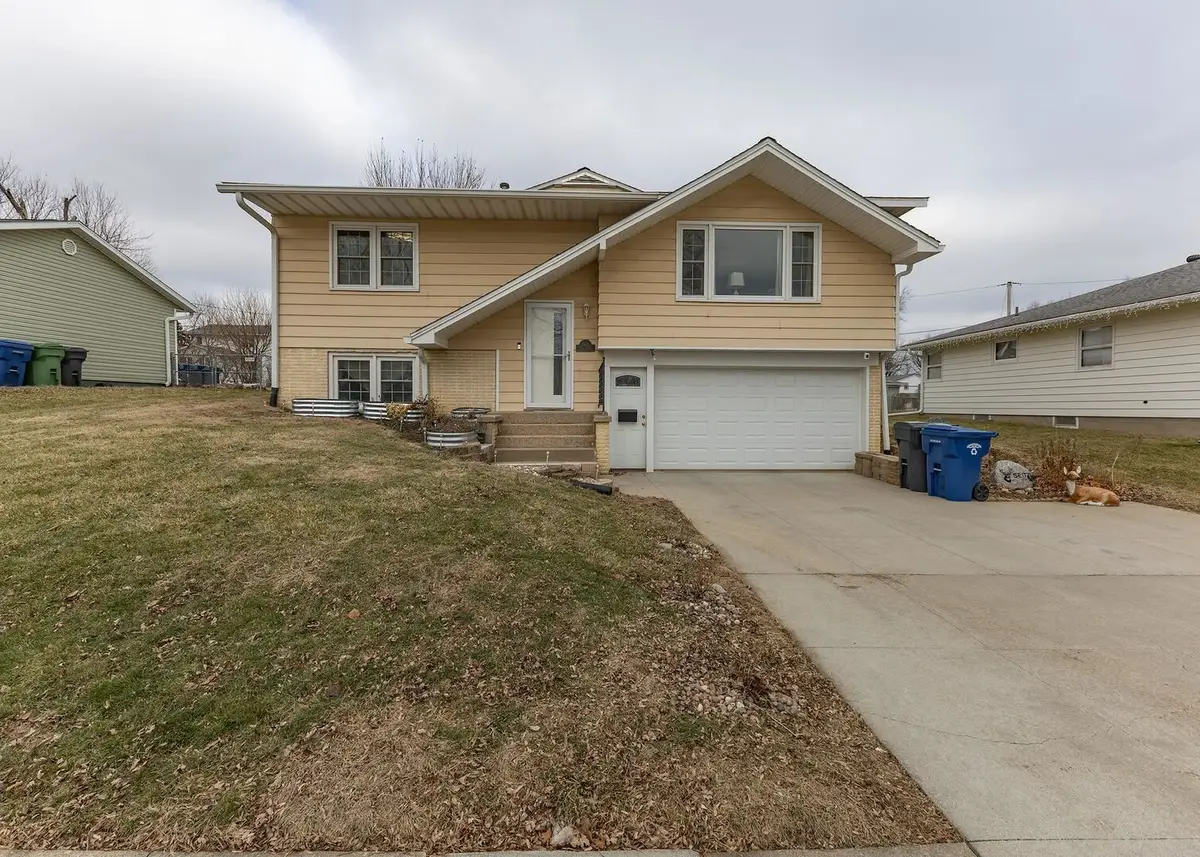 564 Scenic Dr Drive, Clinton, IA 52732 - Image #1