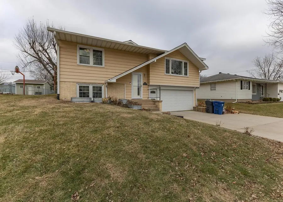 564 Scenic Dr Drive, Clinton, IA 52732 - Image #2