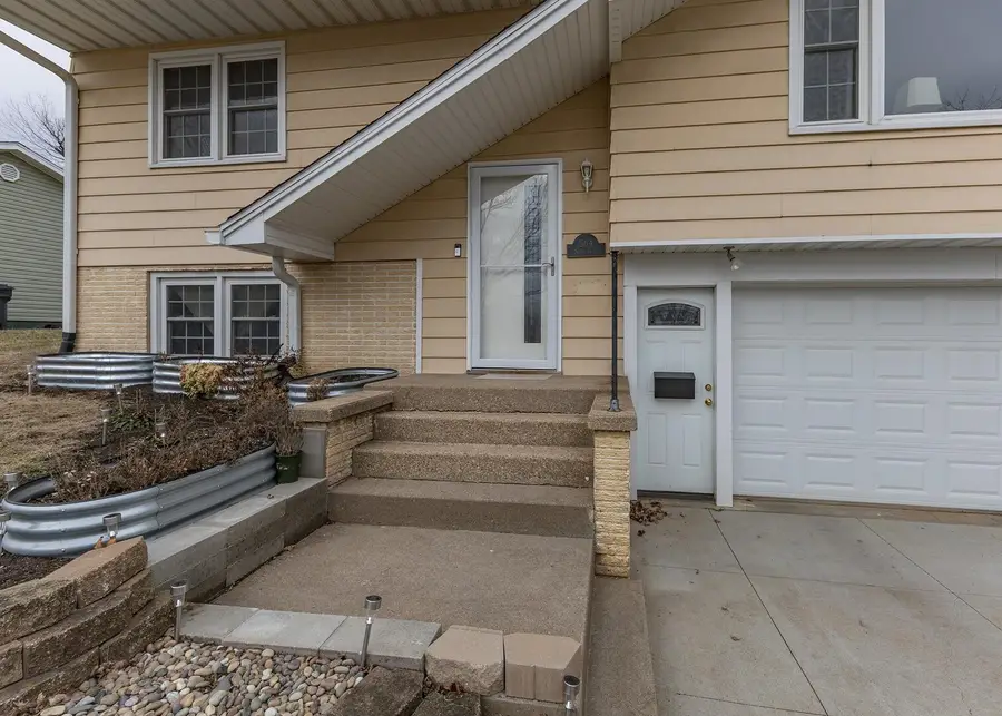 564 Scenic Dr Drive, Clinton, IA 52732 - Image #3