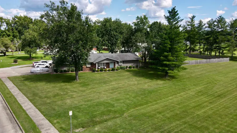 1402 E Cleveland Street E, West Frankfort, IL 62896 - #2