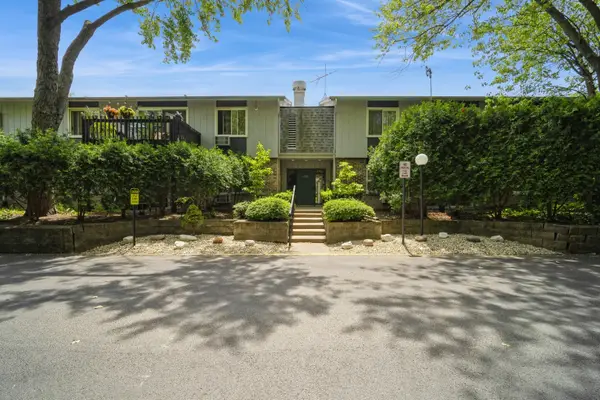 936 E Old Willow Road #104, Prospect Heights, IL 60070