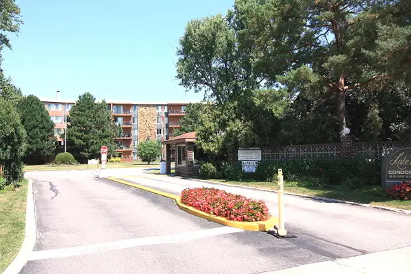 16 E Old Willow Road #412S, Prospect Heights, IL 60070