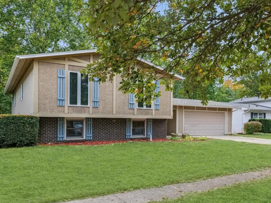 2313 Glenoak Drive, Champaign, IL 61821 - Image #2