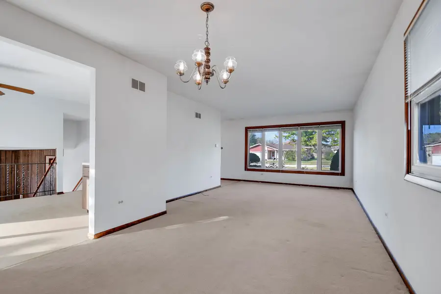 11201 S Deerpath Lane, Palos Hills, IL 60465 - Image #3