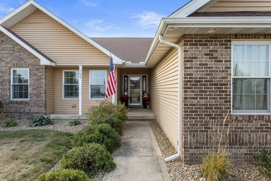 109 N Heritage Drive, Fisher, IL 61843 - Image #2