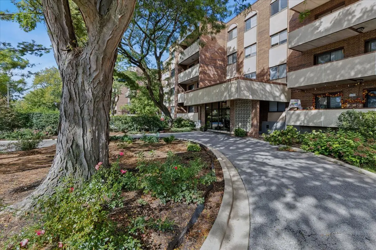 9242 Gross Point Road #402, Skokie, IL 60077 - Image #1