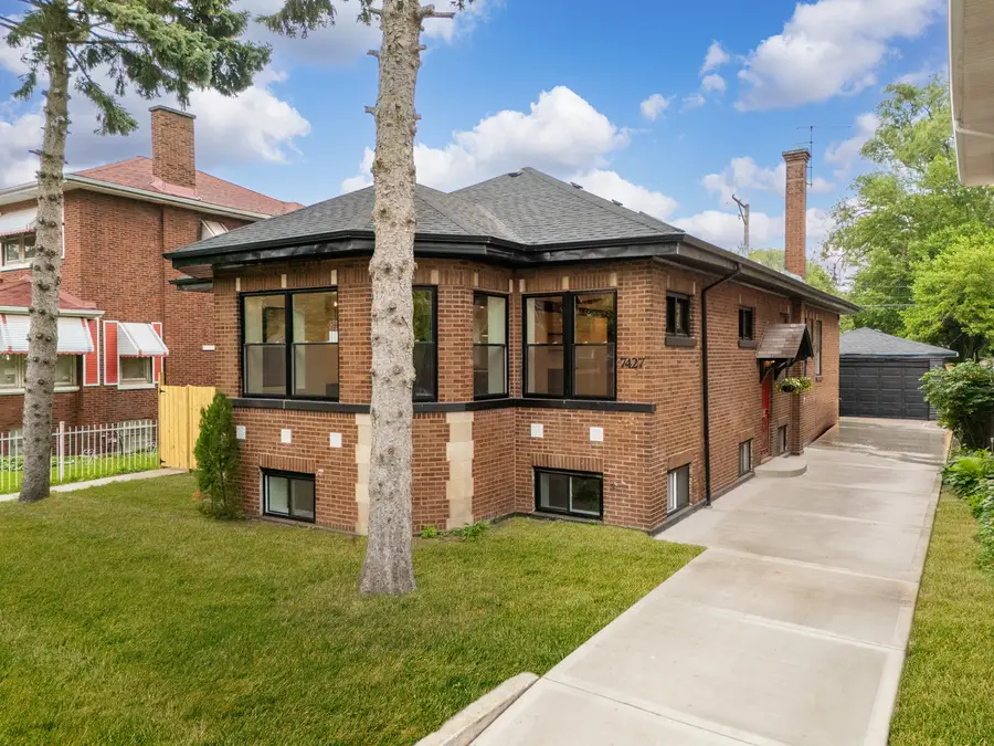7427 S Oglesby Avenue, Chicago, IL 60649 - Image #2