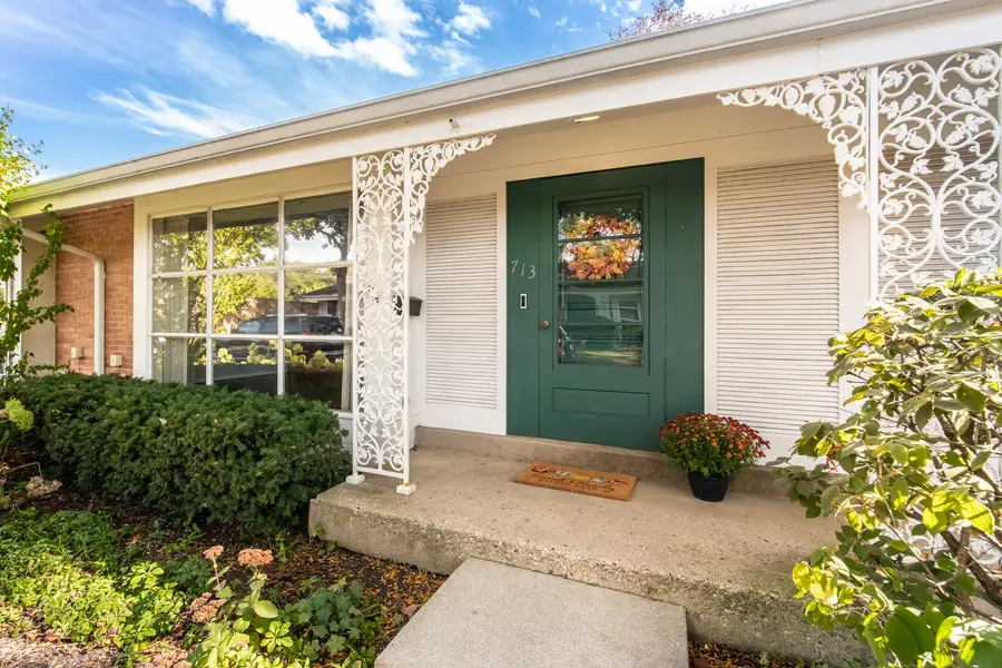 713 Carriage Hill Drive, Glenview, IL 60025 - Image #3