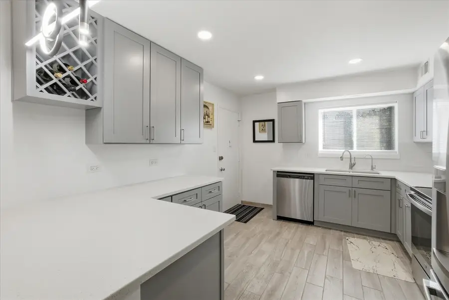 9427 Bay Colony Drive #2S, Des Plaines, IL 60016 - Image #3