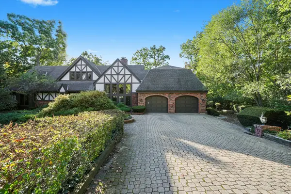 23W121 Kings Court, Glen Ellyn, IL 60137