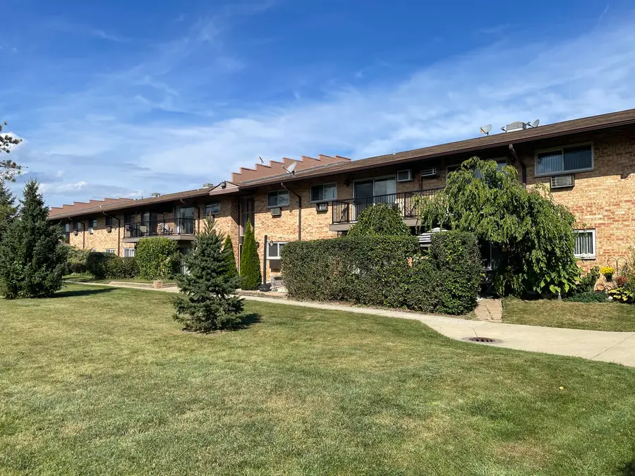 816 E Old Willow Road #110, Prospect Heights, IL 60070 - Image #2