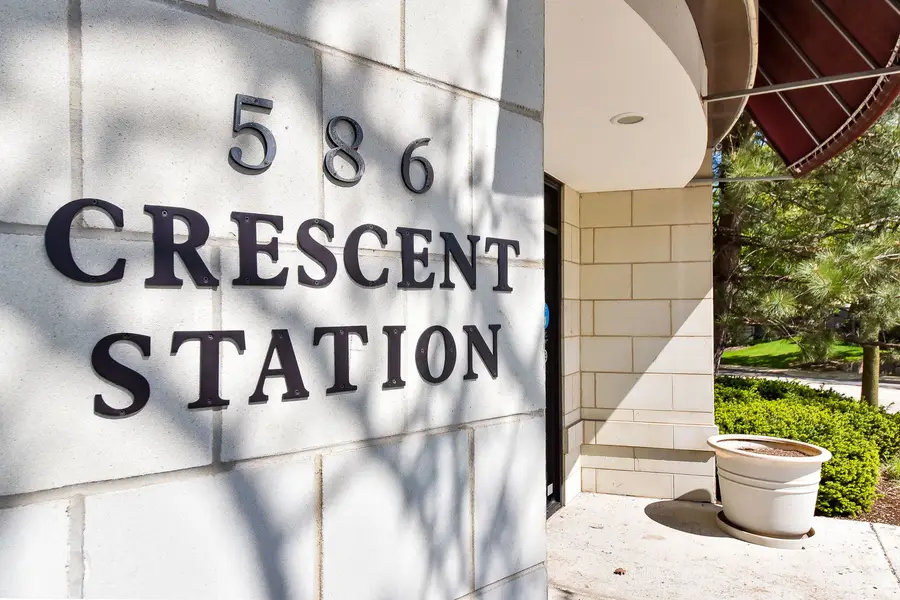 586 Crescent Boulevard #305, Glen Ellyn, IL 60137 - Image #2