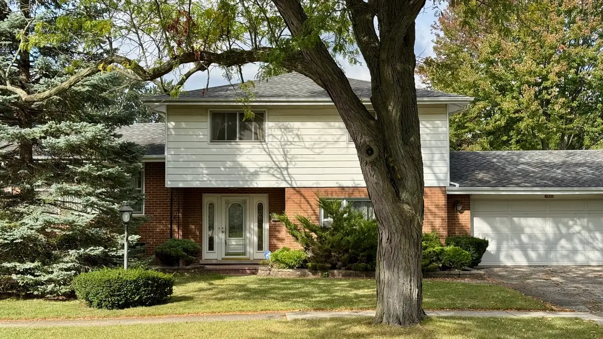 900 E Golfview Drive, Mount Prospect, IL 60056 - Image #1