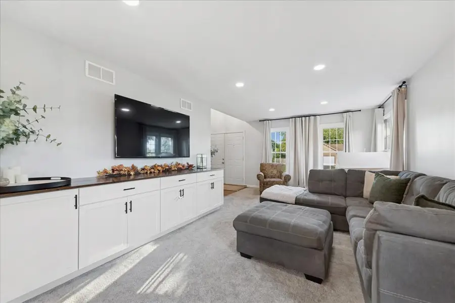 2 Daybreak Ridge Trail, Cary, IL 60013 - Image #3