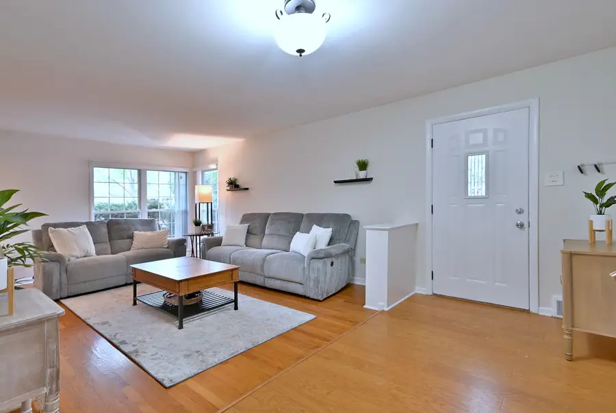 711 Cadillac Drive, Wheaton, IL 60187 - Image #2