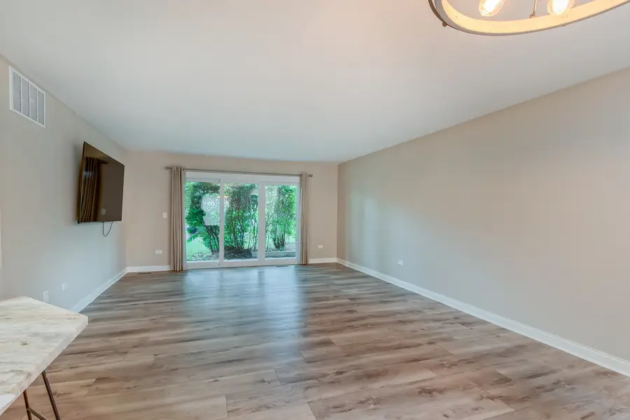 386 Sandhurst Circle #2, Glen Ellyn, IL 60137 - Image #3