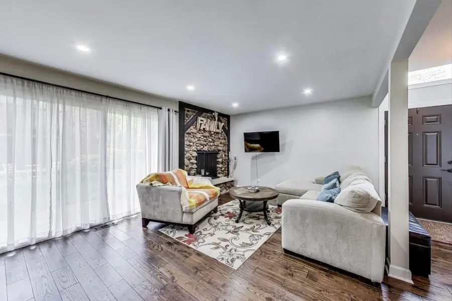 107 W Brighton Place, Mount Prospect, IL 60056 - Image #2