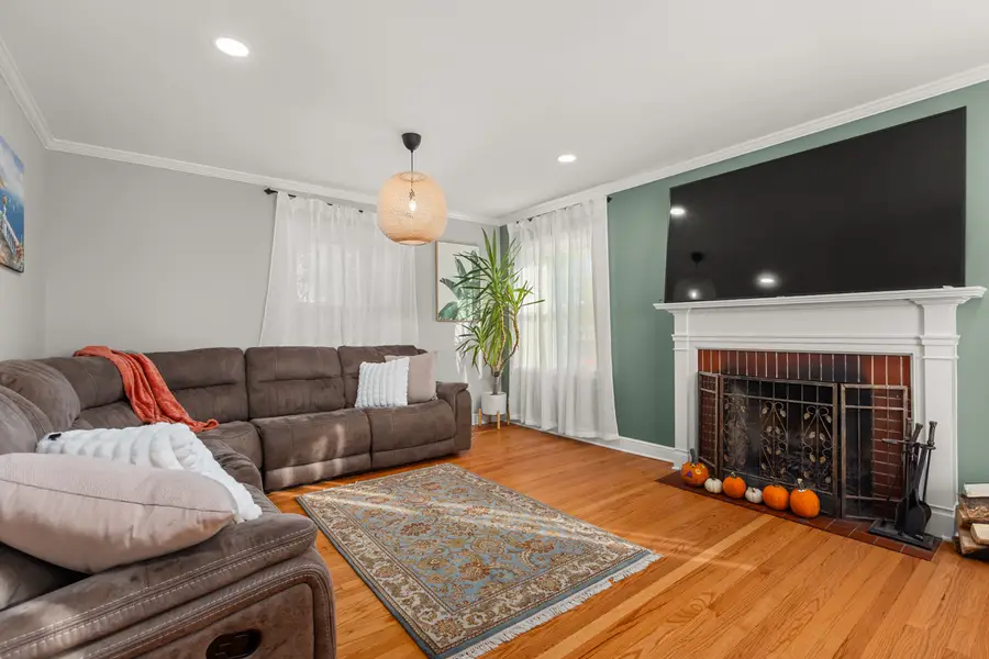 8464 Gross Point Road, Skokie, IL 60077 - Image #3