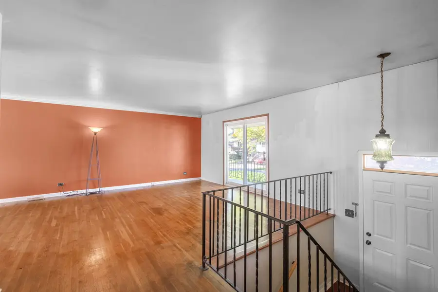 669 White Pine Road, Buffalo Grove, IL 60089 - Image #2