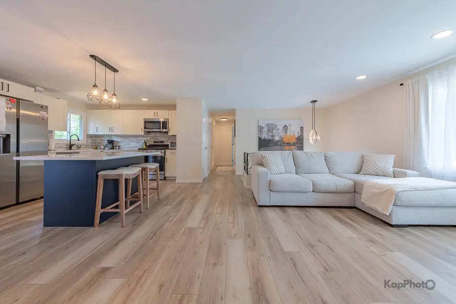 818 Brentwood Court, Schaumburg, IL 60193 - Image #2