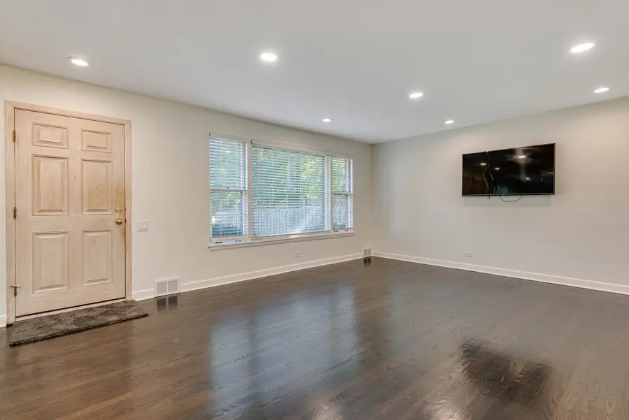 7330 N Kilbourn Avenue, Lincolnwood, IL 60712 - Image #3