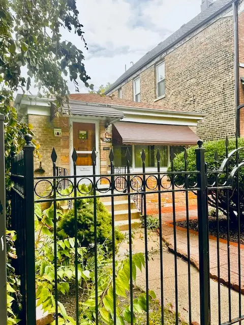 2925 N Troy Street, Chicago, IL 60618